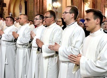 Kandydaci do prezbiteratu w dniu święceń diakonatu.