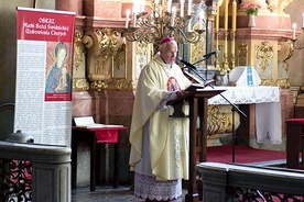 Biskup w czasie Mszy św. przy ołtarzu „Pani  w Słońcu”.