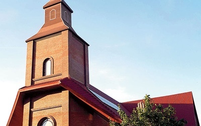 Ten świebodzicki kościół wyróżnia się spośród pozostałych materiałem, z którego został zbudowany – jest nim czerwona cegła.