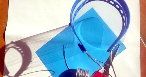 Elementy przyłbicy tuż przed złożeniem.