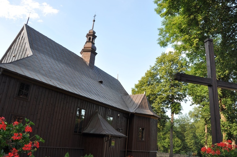 Niewielki kościół kryje wielki skarb pobożności wiernych.