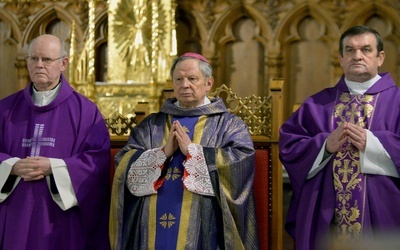 Wśród księży celebrujących rocznicową Mszę św. z ordynariuszem byli (od lewej): ks. Edward Poniewierski, kanclerz kurii biskupiej i ks. Marek Polak, oficjał sądu biskupiego. 