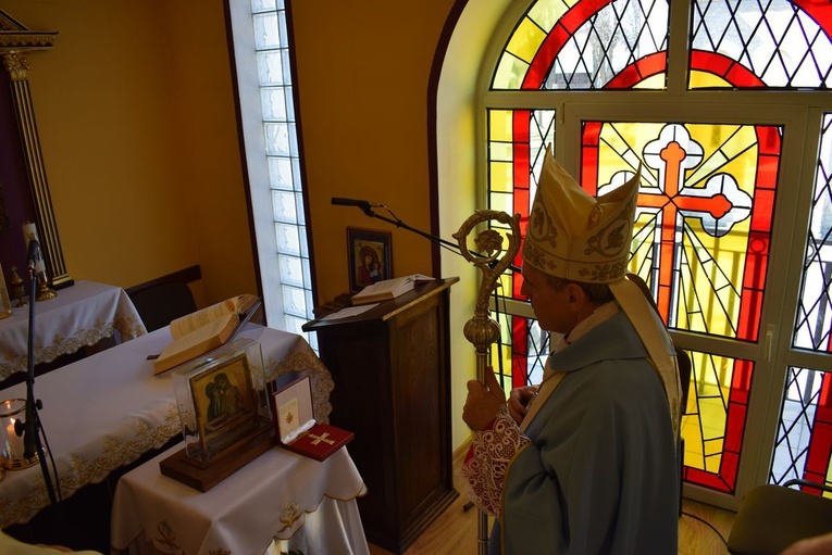 Modlitwa przed ikoną Matki Bożej w Sulisławicach 