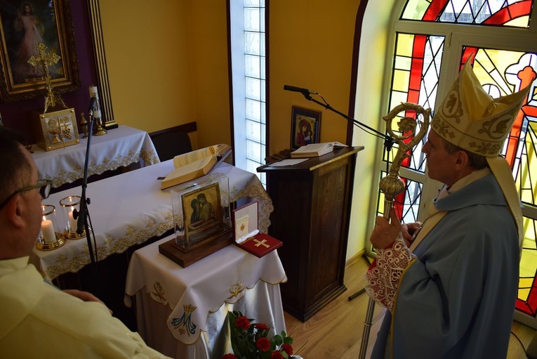 Modlitwa przed ikoną Matki Bożej w Sulisławicach 