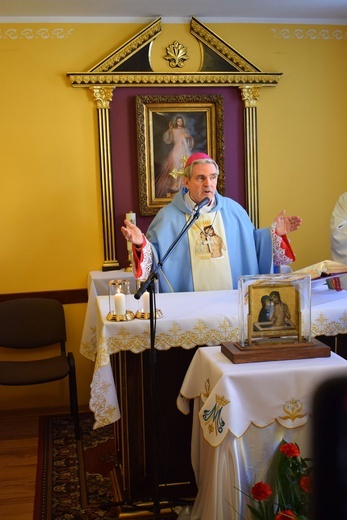 Modlitwa przed ikoną Matki Bożej w Sulisławicach 