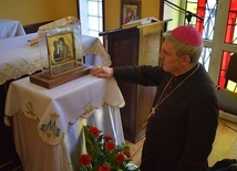 Modlitwa przed ikoną Matki Bożej w Sulisławicach 