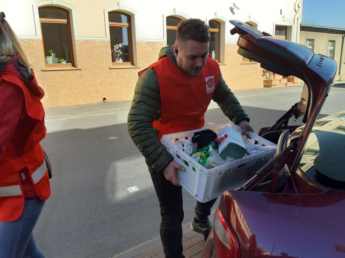 Pomagają diecezjalnej Caritas rozwozić posiłki