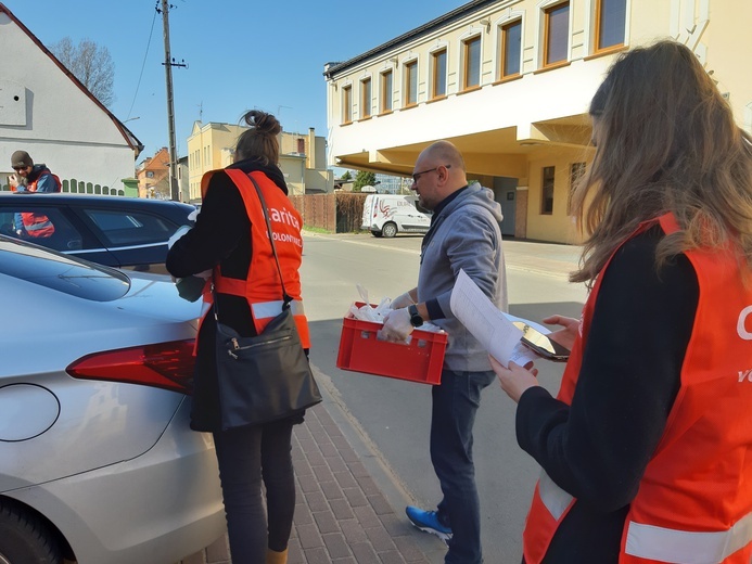 Wspólnoty pomagają dicezjalnej Caritas rozwozić posiłki dla samotnych seniorów