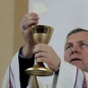 Bp Piotr Turzyński podczas Eucharystii w seminaryjnej kaplicy.