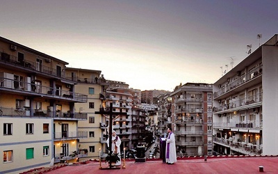 Dwaj księża odprawiają Drogę Krzyżową na dachu kościoła Santa Maria della Salute w Neapolu.
20.03.2020 Neapol, Włochy