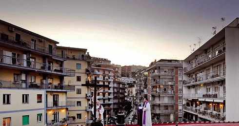 Dwaj księża odprawiają Drogę Krzyżową na dachu kościoła Santa Maria della Salute w Neapolu.
20.03.2020 Neapol, Włochy