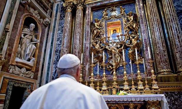 Franciszek przed ikoną Salus Populi Romani w bazylice Santa Maria Maggiore.