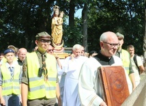 Cudowna figura Matki Bożej niesiona w procesji podczas wrześniowego odpustu w Wąwolnicy.