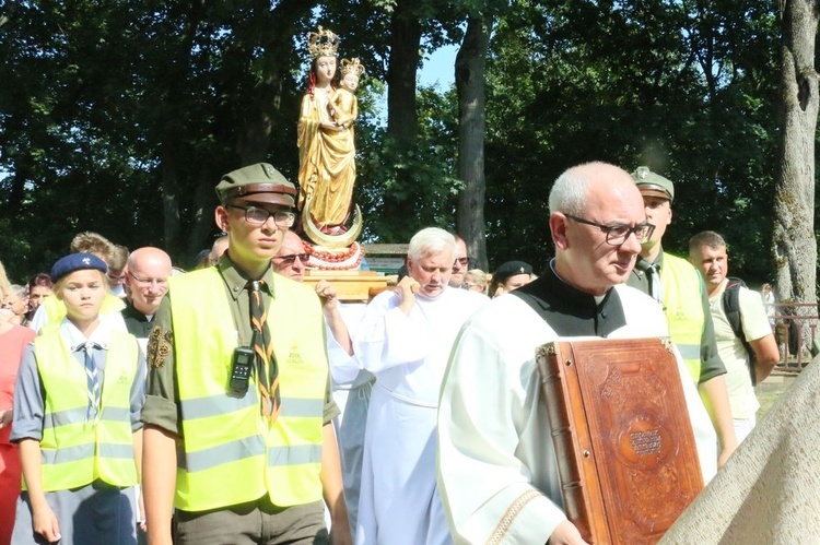 Cudowna figura Matki Bożej niesiona w procesji podczas wrześniowego odpustu w Wąwolnicy.