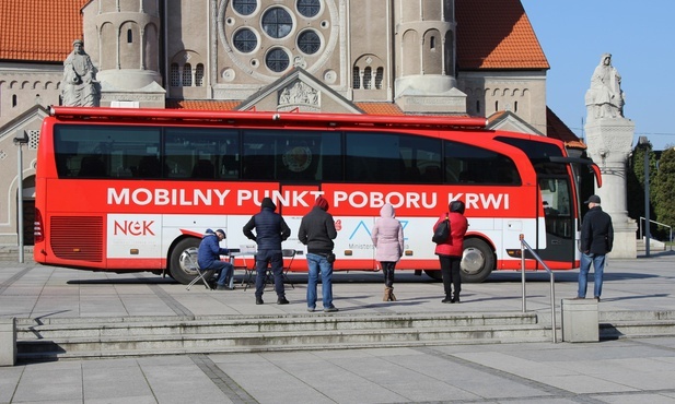 Śląskie. Potrzebna krew, szpitale odwołują planowe zabiegi. Gdzie można oddać krew? 