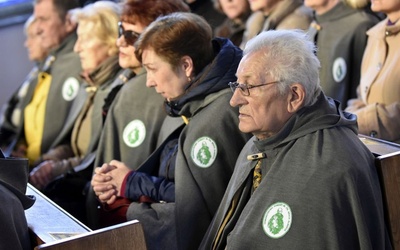 Wolontariusze i pracownicy schroniska w czasie otwarcia domu dla bezdomnych kobiet.