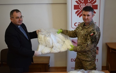 Sandomierz. Caritas przekazał maseczki i rękawiczki dla WOT