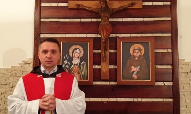O. Andrzej Cebula zaprasza całe rodziny na wspólne nabożeństwo Drogi Krzyżowej online.