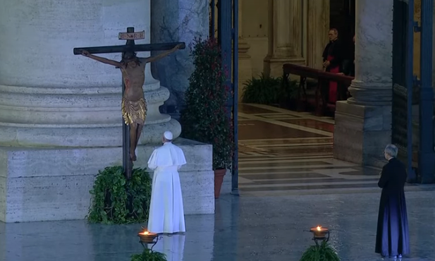 Franciszek pod krzyżem