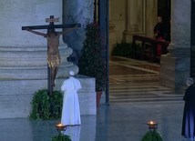 Franciszek pod krzyżem