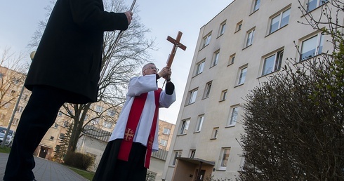 Samotna Droga Krzyżowa słupskich księży