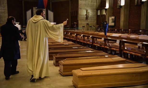 Dramat umierania w samotności, bez sakramentów i pożegnania