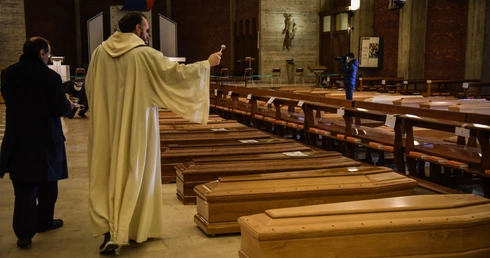 Dramat umierania w samotności, bez sakramentów i pożegnania