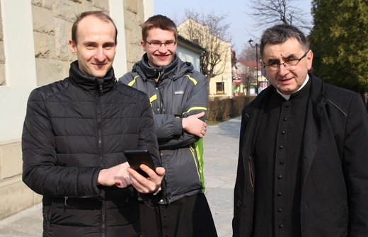 Błogosławieństwo i Koronka do Bożego Miłosierdzia z wieży konkatedry w Żywcu