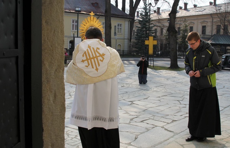 Błogosławieństwo i Koronka do Bożego Miłosierdzia z wieży konkatedry w Żywcu