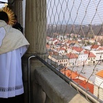 Błogosławieństwo i Koronka do Bożego Miłosierdzia z wieży konkatedry w Żywcu