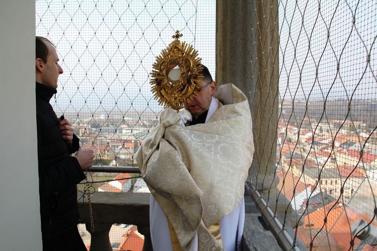 Błogosławieństwo i Koronka do Bożego Miłosierdzia z wieży konkatedry w Żywcu