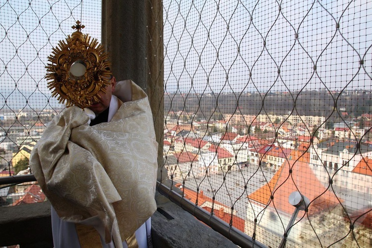 Błogosławieństwo i Koronka do Bożego Miłosierdzia z wieży konkatedry w Żywcu