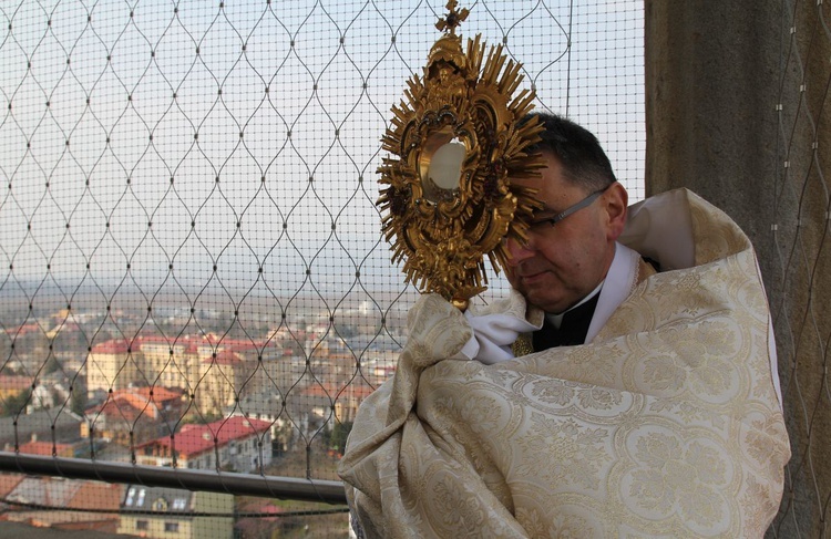 Błogosławieństwo i Koronka do Bożego Miłosierdzia z wieży konkatedry w Żywcu