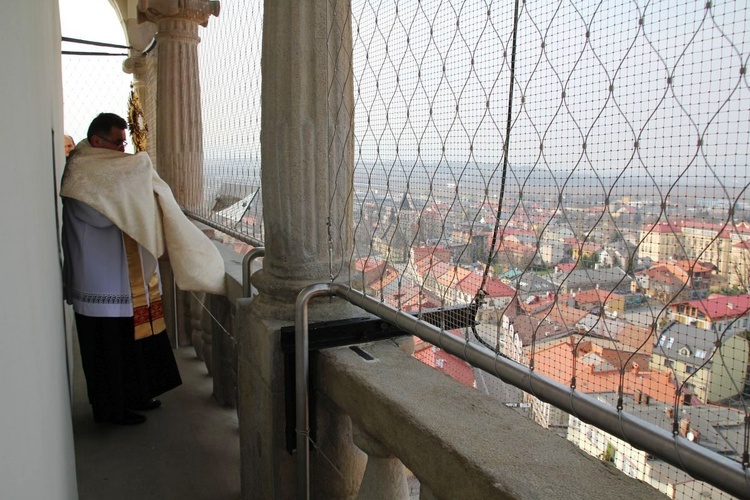 Błogosławieństwo i Koronka do Bożego Miłosierdzia z wieży konkatedry w Żywcu