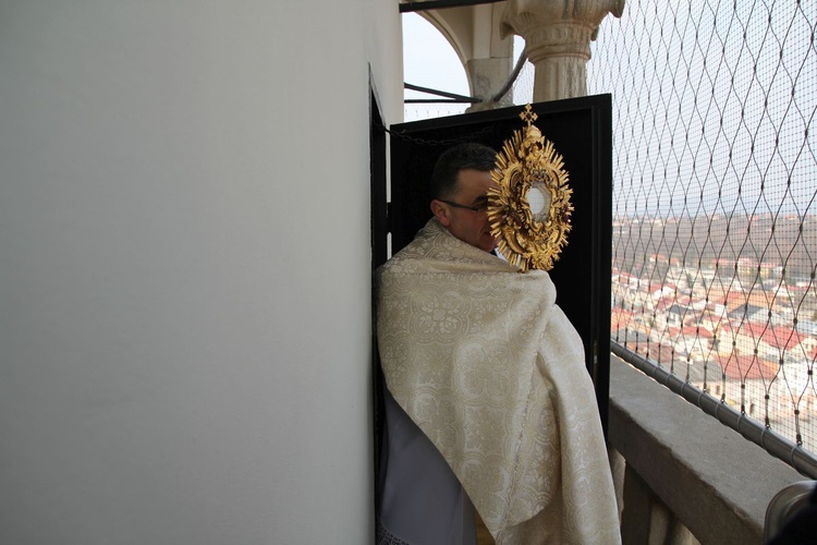 Błogosławieństwo i Koronka do Bożego Miłosierdzia z wieży konkatedry w Żywcu