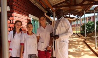 Joanna Janisz z dr Eliudem i położnymi z Polski