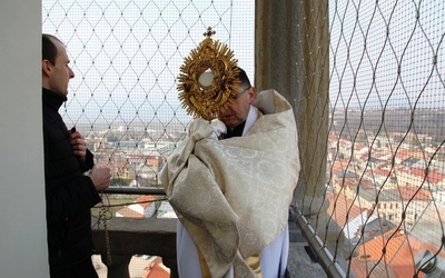 Ks. Grzegorz Gruszecki z Najświętszym Sakramentem i ks. Grzegorz Kierpiec w czasie Koronki do Bożego Miłosierdzia na wieży konkatedralnej o 15.00.