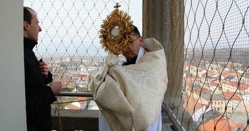 Ks. Grzegorz Gruszecki z Najświętszym Sakramentem i ks. Grzegorz Kierpiec w czasie Koronki do Bożego Miłosierdzia na wieży konkatedralnej o 15.00.