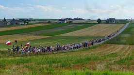 Dziewiętnastka idzie na Jasną Górę. Pielgrzymi już pokonali ponad 82 km