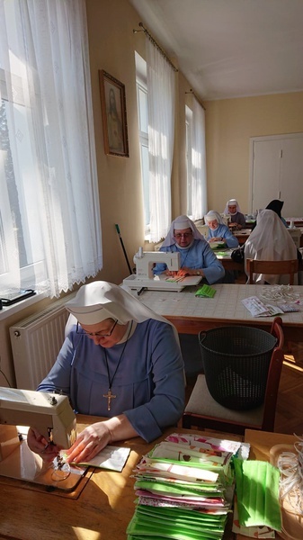 Archidiecezja. Siostry służebniczki szyją maseczki