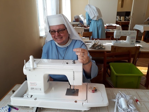 Archidiecezja. Siostry służebniczki szyją maseczki