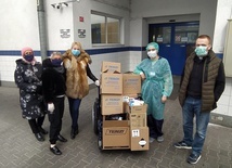 Zebrane dary przekazali do Radomskiego Szpitala Specjalistycznego.