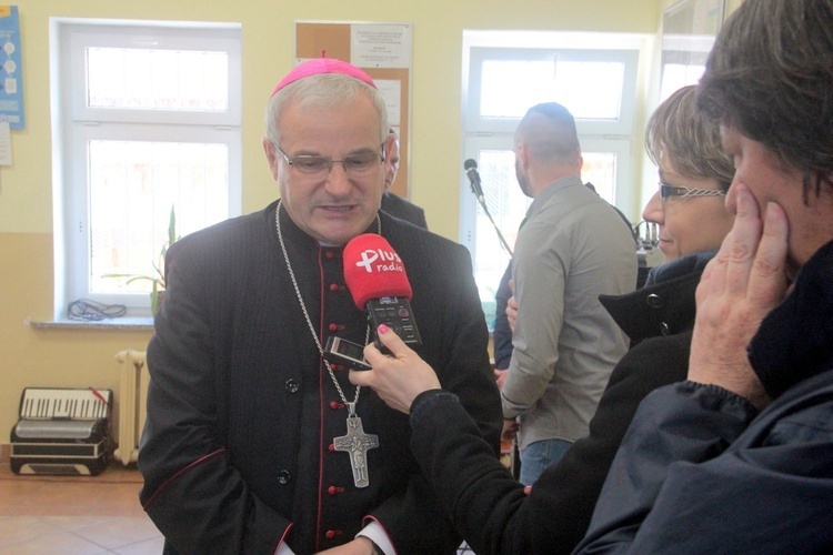 Bp Marek Mendyk w obiektywie Gościa Niedzielnego