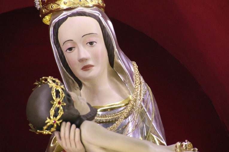 Przed cudowną figurą Matki Bożej Bolesnej biskupi zawierzyli diecezję.