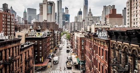 Pracownicy służby zdrowia z całego kraju spieszą na ratunek Nowemu Jorkowi