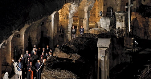 Po prawie 100 latach przerwy tradycję odprawiania w Wielki Piątek w rzymskim Koloseum Drogi Krzyżowej przywrócił Paweł VI.  Było to w 1964 r.  Na zdjęciu nabożeństwo  z 19 kwietnia 2019 roku.