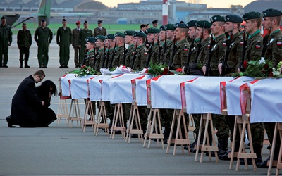 10 kwietnia 2010 r. w katastrofie polskiego samolotu TU-154  pod Smoleńskiem zginęło 96 osób, wśród nich prezydent Lech Kaczyński i jego małżonka Maria. Trumny z ciałami ofiar przez kilka dni witano na warszawskim lotnisku wojskowym.