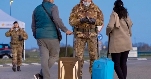 Po okazaniu odpowiednich dokumentów włoscy żołnierze zezwalają na przekroczenie granicy między strefami.