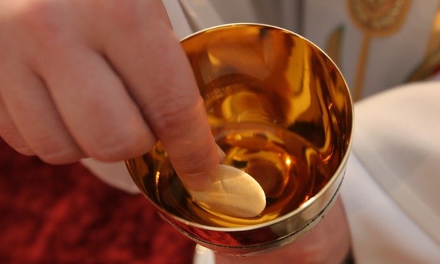 W uzasadnionych sytuacjach Komunię św. możemy przyjąć poza Mszą św.