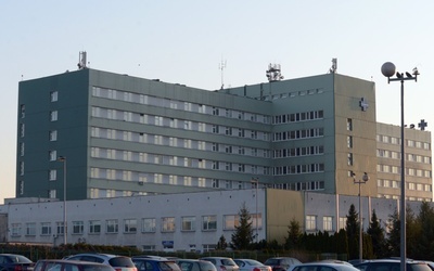 Szpital poszukuje wolontariuszy, którzy pomogą personelowi w opiece nad pacjentami, choćby w karmieniu pacjentów czy dostarczaniu im paczek przygotowanych przez rodziny.